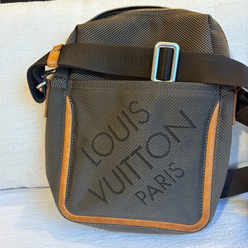 Louis Vuitton Gray and Brown Messenger Bag with Iconic Design - Picture 1 of 2